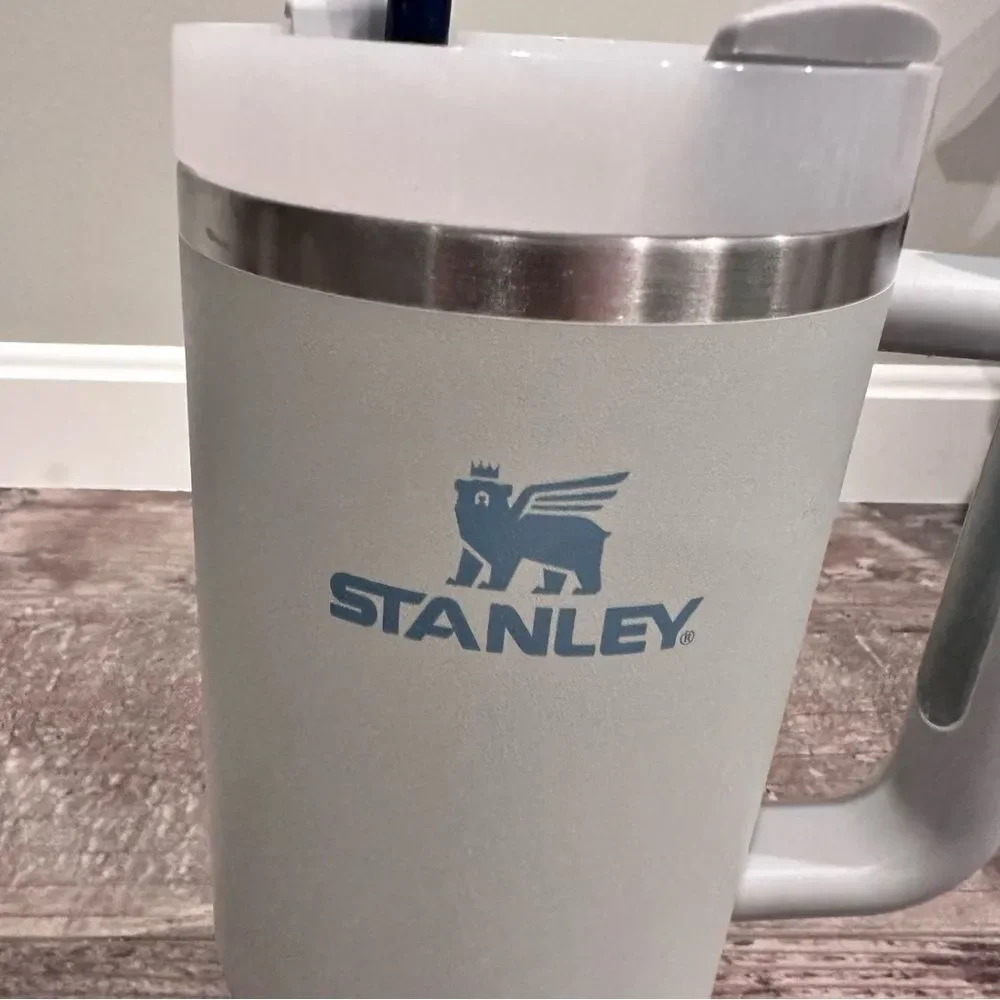 Stanley THE QUENCHER H2.0 FLOWSTATE™ TUMBLER | 30 OZ in Grey/Blue - Picture 2 of 6